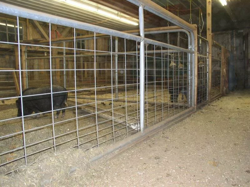Combo-panel gates in barn
